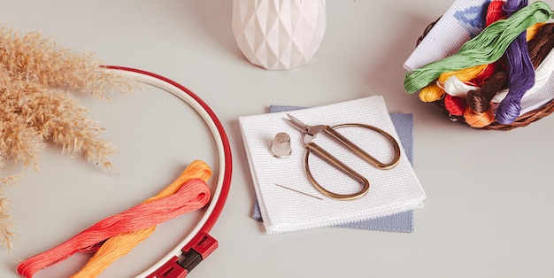 Рабочий стол с инструментами для вышивки